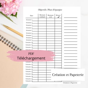 Puede incluir: Una plantilla imprimible en PDF de plan de ahorro con formato semanal. El documento incluye secciones para la fecha, la cantidad deseada, la cantidad real y una marca de verificación para la finalización. El texto "PDF Téléchargement" es visible. Un bolígrafo dorado y un cuaderno espiral también están en la imagen.