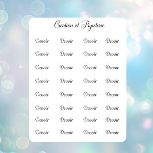 Op de afbeelding: Een wit vel papier met de tekst "Création et Papeterie" bovenaan. Het vel is verdeeld in een raster van 12 vierkanten, die elk met "Devoir" zijn gelabeld.