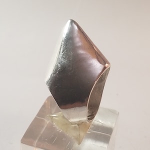 Anillo de plata de primera ley con diseño de punta de pirámide lisa alta