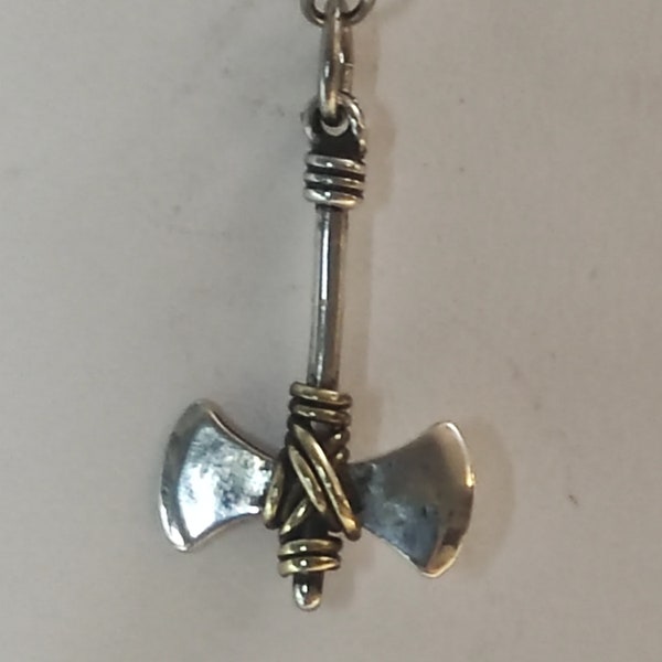 Pendentif en Argent d'une hache à double tranchants