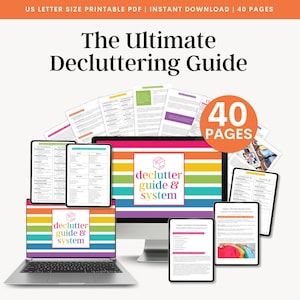 以下が含まれることがあります： カラフルなストライプの背景に「The Ultimate Decluttering Guide」と「40 Pages」のテキストが書かれたデジタル製品。製品は、ラップトップ、デスクトップコンピューター、タブレットの画面に表示されています。「declutter guide & system」というテキストも画面に表示されています。