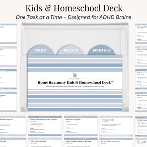 Puede incluir: Una caja de plástico transparente que contiene una baraja de cartas con la etiqueta "Home Harmony Kids & Homeschool Deck". Las cartas tienen un diseño a rayas azules y blancas y están divididas en secciones diarias, semanales y mensuales. El texto "One Task at a Time - Designed for ADHD Brains" está en la parte superior.