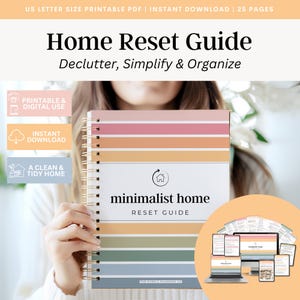 Könnte beinhalten: Ein farbenfroher Home-Reset-Guide mit minimalistischem Design. Der Leitfaden ist ein druckbares PDF mit 25 Seiten und enthält Tipps zum Entrümpeln, Vereinfachen und Organisieren Ihres Zuhauses. Der Leitfaden wird von einer Hand gehalten.