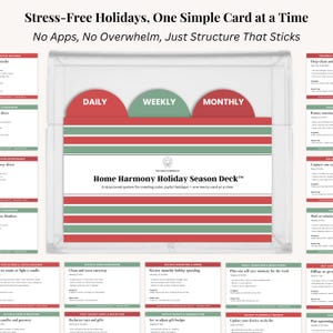 Peut inclure: Une boîte en acrylique transparente contenant un ensemble de cartes de planification des vacances. Les cartes sont étiquetées "Daily", "Weekly" et "Monthly". Le texte sur la boîte indique "Home Harmony Holiday Season Deck". Les cartes ont un design à rayures rouges et vertes.