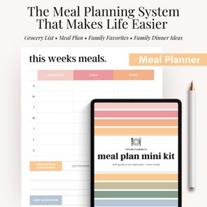 Pode incluir: Um sistema de planejamento de refeições com o texto "The Meal Planning System That Makes Life Easier". A imagem inclui um planejador de refeições, um tablet com um "meal plan mini kit" e uma caneta. O planejador tem seções para café da manhã, almoço e jantar.