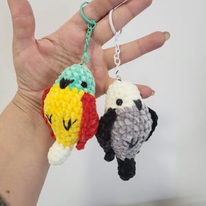 Handmade Crochet Parrot Keychain – Cute Amigurumi Plush Bird Charm – Soft Animal Bag Accessory – Gift for Bird Lovers, Kids or Friends