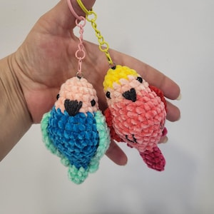 Crochet Parrot Keychain – Cute Amigurumi Plush Bird Charm – Soft Animal Bag Accessory – Gift for Bird Lovers, Kids or Friends
