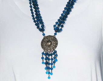 1980 chaplet / Vintage pearl necklace / Vintage necklace with blue glas beads and metal pendant / 80s glas pearl necklet / blue necklace