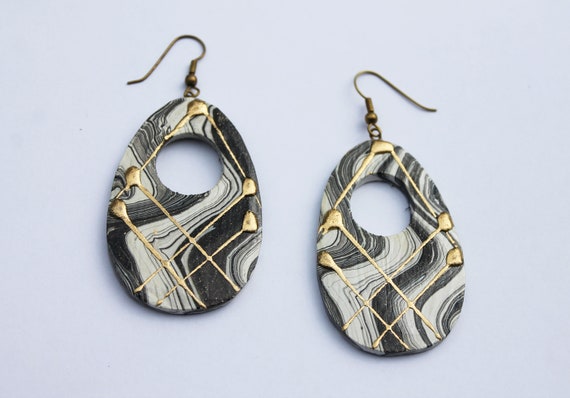 Vintage hand painted wooden earrings / 1990s wood earrings in black and white with gold / 90s chandelier earrings / 90er Holzohringe