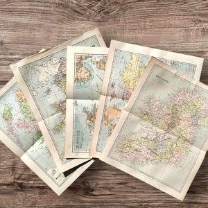 Könnte beinhalten: Eine Sammlung alter Papierkarten der Britischen Inseln, Schottlands und Irlands. Die Karten zeigen detaillierte geografische Grenzen, Küstenlinien und topografische Markierungen in gedämpften Grün-, Gelb-, Rosa- und Blautönen auf gealtertem Papier.