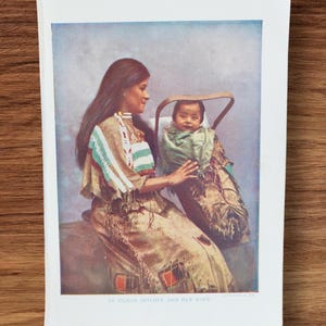 Fotografía original antigua de la década de 1920 de una mujer india nativa americana y su bebé en un libro Papoose, arte de una india navajo chippewa