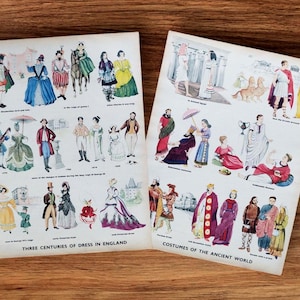 Coppia di stampe originali vintage degli anni '50 sulla storia degli abiti, dei costumi, della moda e del mondo antico, del guardaroba e dell'abbigliamento.