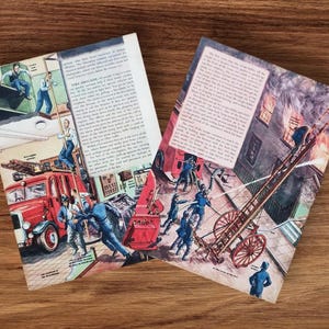 Coppia di stampe di libri dei vigili del fuoco degli anni '50, decorazioni murali per bambini con pompieri e squadra di pompieri, autopompe di soccorso, caserma dei pompieri
