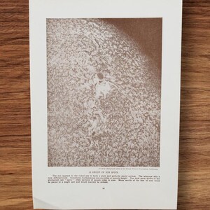 Original vintage des années 1930, un groupe de taches solaires sur la face du soleil à travers une photo d'impression d'art de livre de télescope, phénomènes solaires de soleil flamboyant