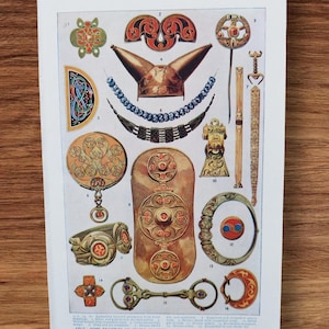Litografía antigua de la década de 1920 sobre artefactos celtas antiguos. Ejemplos de arte celta, artesanía, diseño, ornamentación, armas de oro celtas.