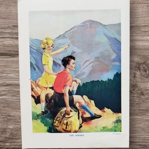 Libro stampato, litografia, raffigurante ragazzi e ragazze in escursione, anni '30-'40, "Gli escursionisti sulle cime delle montagne", arte murale con ragazzi e ragazze all'aperto.
