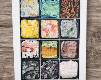 Pode incluir: Uma impressão vintage intitulada "Ores of Metals" com uma grade de doze amostras de minerais. Cada amostra tem uma cor e textura diferentes, incluindo amarelo, verde, vermelho e marrom. A impressão está em um fundo branco.