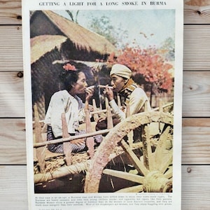 Echte vintage jaren 1950 oude man en vrouw zitten een sigaar roken boekpagina afdrukken foto, Myanmar Birma mensen cultuur leven kunst foto