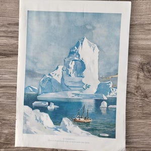 Originale antico 1925 Un enorme iceberg gigante nell'acqua Libro Stampa Immagine Litografia, Iceberg e una barca a vela Decorazione da parete Regalo