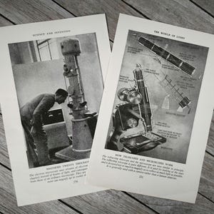 Paire de véritables oeuvres d'art vintage des années 1950 sur le fonctionnement des télescopes et des microscopes, impression d'images, science et invention, oeuvre d'art murale au microscope électronique