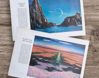 Par de láminas originales de libros de la década de 1960 tituladas "En la superficie de Marte, Mercurio y una de las lunas de Saturno", con imágenes del planeta Titán.
