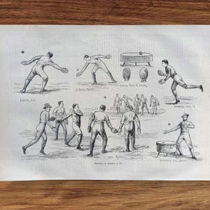 Puede incluir: Una impresión antigua con varias ilustraciones en blanco y negro de un deporte, posiblemente una forma temprana de tenis o racquetball. Los dibujos muestran a los jugadores en acción, usando raquetas y pelotas, y algo de equipo. La impresión está en papel envejecido, lo que sugiere que es una pieza vintage.