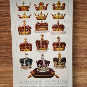Peut inclure: Une impression de style vintage présentant quinze illustrations détaillées de couronnes royales britanniques disposées en grille, avec une grande couronne sur un coussin en velours violet. Le texte en bas indique : CROWN: EMBLEMS OF SOVEREIGNTY WORN BY BRITISH MONARCHS SINCE THE CONQUEST.