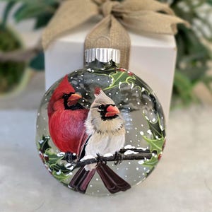 Handbemaltes Weihnachtsornament / Rotes Kardinalpaar auf Stechpalmenzweig / 3D-Effekt / 4-Zoll-Glasscheibe / Einzigartiges Geschenk / Geschenkbox / Ornamentaufhänger