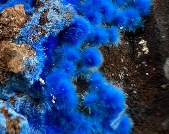 36 mmの毛羽立った青いシアノトリカイト、母岩上、中国産天然鉱物標本