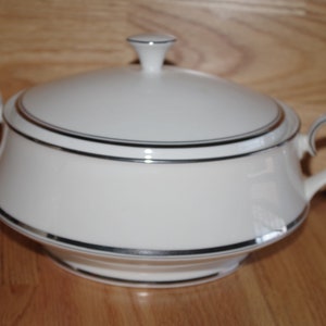 Carico Reflections Round Covered Serving Bowl
