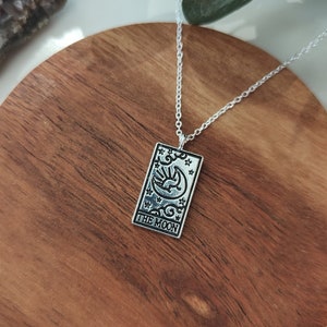 Die Mond XVIII Tarot-Karten-Halskette | Spirituelle Erleuchtung Anhänger | Witchy Schmuck | Tibetanische Legierung | Kette versilbert | Großen Arkana