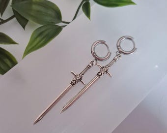 Silberne Schwert Ohrringe: Edelstahl Huggie Creolen, Fantasy Schmuck
