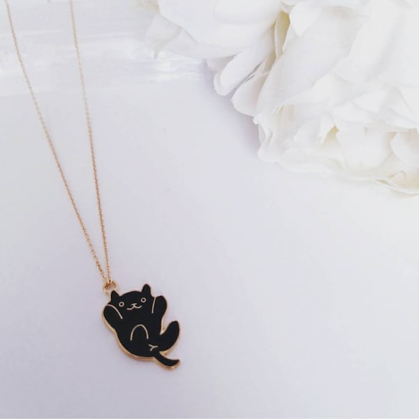 Joli collier à pendentif chat suspendu | Chaîne plaquée or 18 carats | Pendentif en émail | Amoureux des chats | chaton noir | Bijoux kawaii | Cadeau pour elle