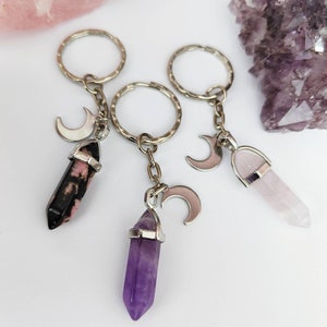 Edelstein Schlüsselanhänger mit Mond Charm - Amethyst - Rosenquarz - Rhodonit - Kristall Schlüsselanhänger - Halbmond - Natürlicher Kristall