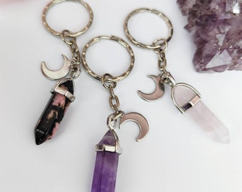 Llavero de cristal con dije de luna: amatista, cuarzo rosa, rodonita.