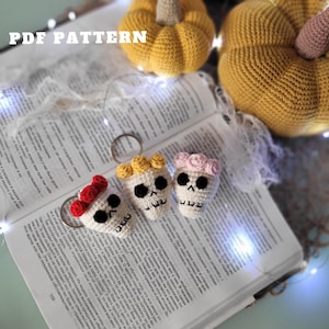 Halloween keychain, Crochet skull pattern, Crochet Halloween amigurumi pattern, Crochet keychain pattern, crochet skeleton halloween