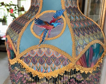 Pantalla de lámpara maximalista de estilo victoriano bohemio chic, colores pastel, flecos con cuentas, motivo de fénix.