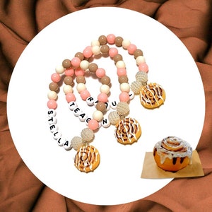 Gepersonaliseerde kaneelbroodje bedel armband, ontbijt voedsel sieraden, verjaardag favor armband, voedsel gunsten, kinderen armband, gunst sieraden, diy kraal kit