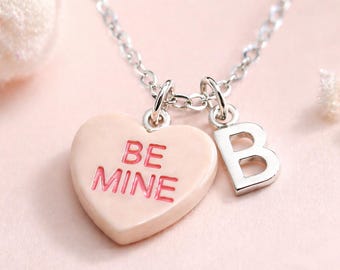 Colar personalizado "Seja Minha", Colar com pingente de inicial para o Dia dos Namorados, Colar com coração e doce para meninas, Joias infantis para o Dia dos Namorados, Colar com letra personalizada