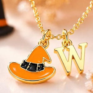 Collar con sombrero de bruja personalizado, collar con inicial de Halloween para niños, linda joyería de bruja espeluznante, collar con sombrero naranja, regalo con letra personalizada
