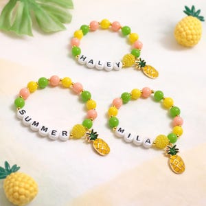 Pulsera personalizada con nombre de piña para niños – Pulsera con dije de piña – Joyería de frutas tropicales – Recuerdo de cumpleaños infantil – Kit para hacer pulseras