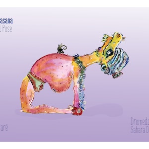 Könnte beinhalten: Eine Aquarell-Illustration eines Kamels in einer Yoga-Pose namens Ushtrasana oder Kamel-Pose. Das Kamel trägt einen bunten Turban und eine Perlenkette. Der Text "Ushtrasana Camel Pose" und "Dromedary Sahara Desert" ist in blauer Schrift auf einem violetten Hintergrund geschrieben. Die Unterschrift des Künstlers "@joaocaré" befindet sich unten links.