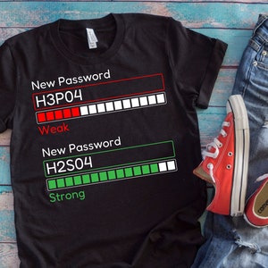 Könnte beinhalten: Schwarzes T-Shirt mit einer weißen Grafik eines Passwort-Stärke-Messgeräts. Das Messgerät zeigt "H3PO4" als schwach und "H2SO4" als stark an.