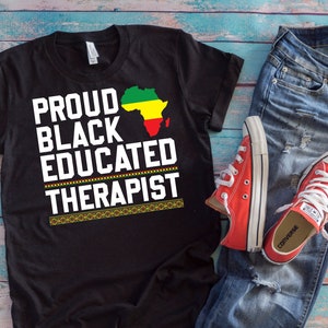 Afro-Amerikaanse therapeut Shirt | Trotse Zwart Opgeleide Therapeut |  Dope Black Therapeut Black History Month Gift Juneteenth Gift