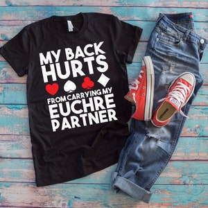 Chemise Euchre | J'ai mal au dos en portant mon partenaire Euchre | Cadeau drôle de jeu de cartes