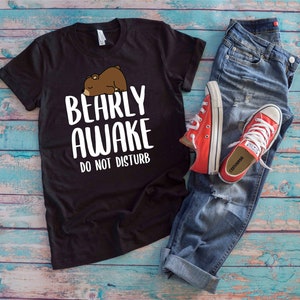 Bearly Awake T-shirt: grappig cadeau slapende grizzlybeer