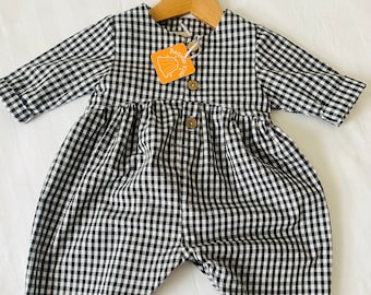 Karo-Strampler, Latzhose mit Karomuster, Baby-Karo-Strampler