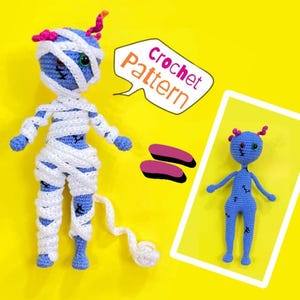 Może przedstawiać: Niebieska szydełkowana lalka owinięta białymi bandażami z włóczki z różowymi akcentami włosów, obok dymka z napisem Crochet Pattern. Druga, nieowinięta niebieska lalka znajduje się w białej ramce z dwiema małymi różowymi kształtami.