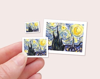 Handgezeichneter Sternennacht-Puppenhausdruck – Miniatur-Wandkunst im Van-Gogh-Stil