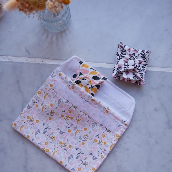 Pochette imperméable pour serviettes hygiéniques lavables. Petite trousse de toilette.